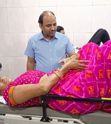 ट्रक ने कार को टक्कर मारी, तीन घायल:मथुरा वृंदावन दर्शन करने जा रहा था परिवार