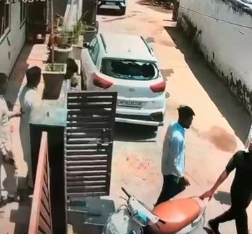 बसपा नेता की कार के कांच तोड़े, पड़ोसियों पर 12 लोगों के साथ हमले का आरोप