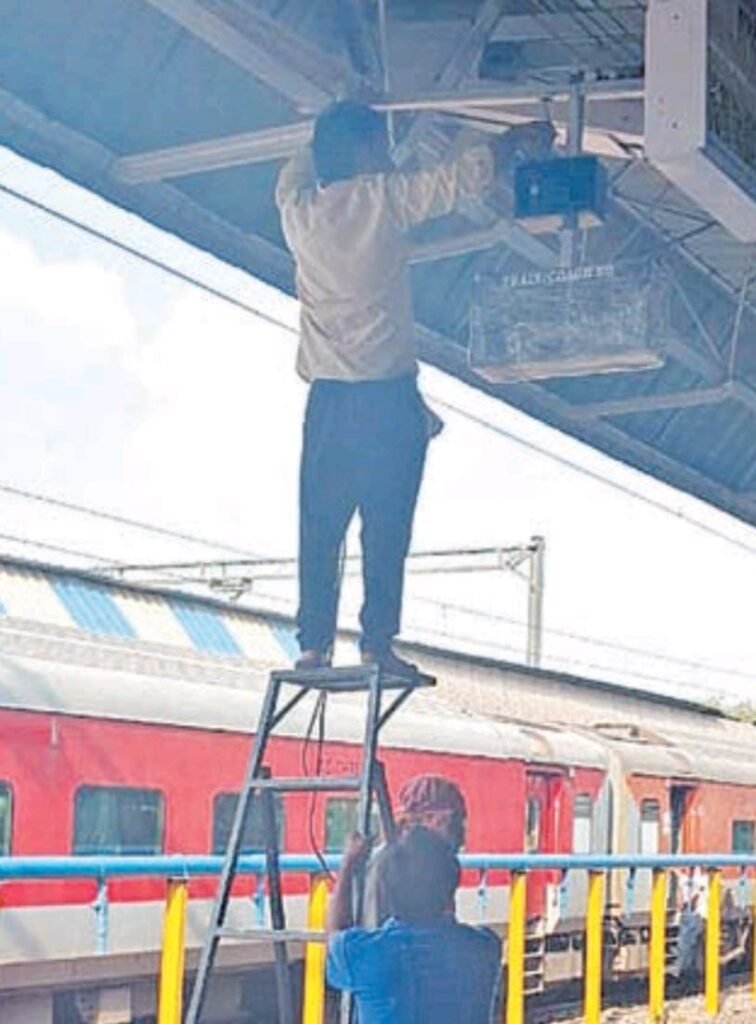 मदन महल स्टेशन में लगने लगे कोच डिस्प्ले बोर्ड