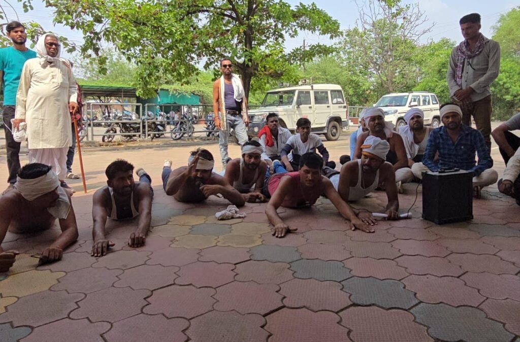 अर्धनग्न अवस्था में दंड भरते हुए कलेक्ट्रेट पहुंचे किसान