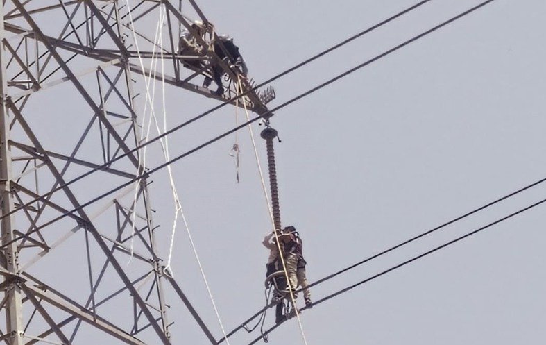 100 फीट ऊपर हाइटेंशन टावर पर चढ़ा युवक, रेस्क्यू कर उतारा