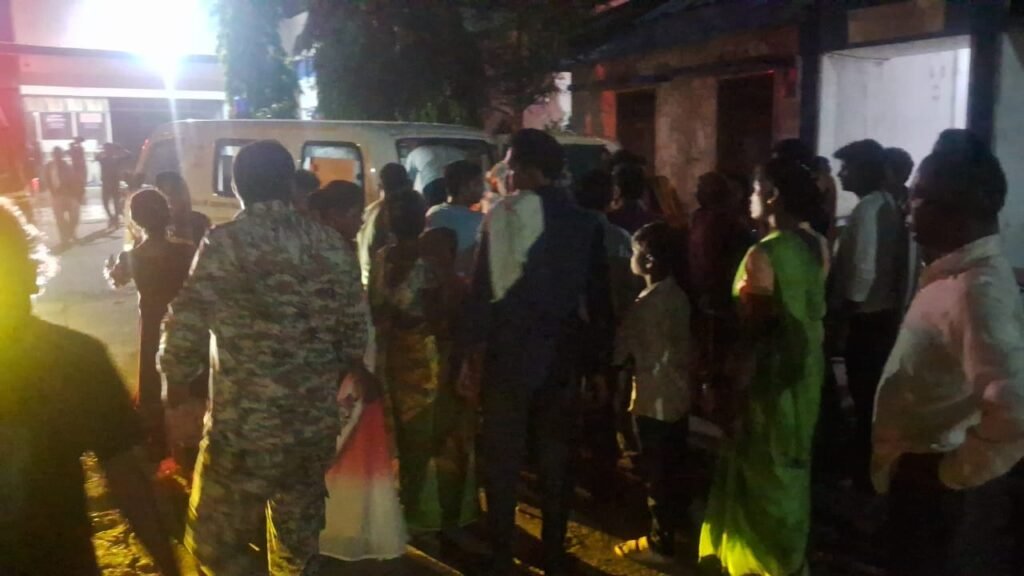 ट्रैक्टर से टकराकर खेत में घुसी बस, 1 की मौत, 7 गंभीर,  जबलपुर रेफर