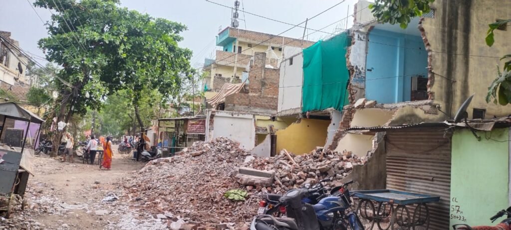 सड़क चौड़ीकरण की जद में मालवीय नगर के मकान; मुआवज़े की गुहार