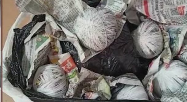 युवक पर पटके बम, एक दीवार में फटा, दूसरा फूटा नहीं