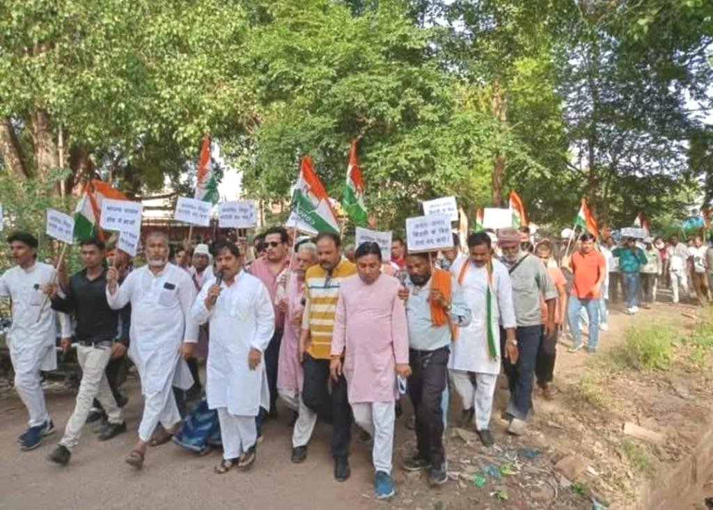 बिजली कटौती के विरोध में कांग्रेस ने किया धरना प्रदर्शन