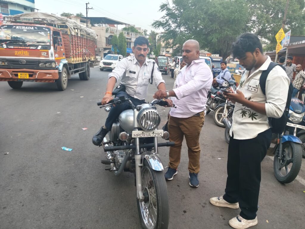 मॉडिफाइड साइलेंसर लगी बुलेट और बिना नंबर प्लेट वाले वाहनों को पकड़ा