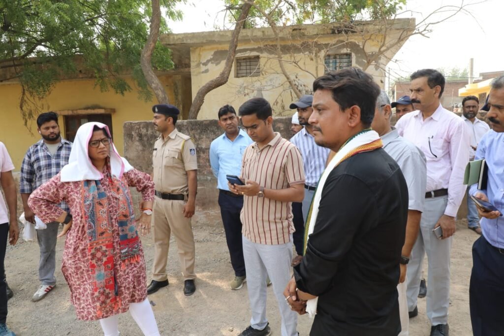 कलेक्टर एवं निगम आयुक्त ने सुबह होते ही किया शहर का निरीक्षण, दिए निर्देश