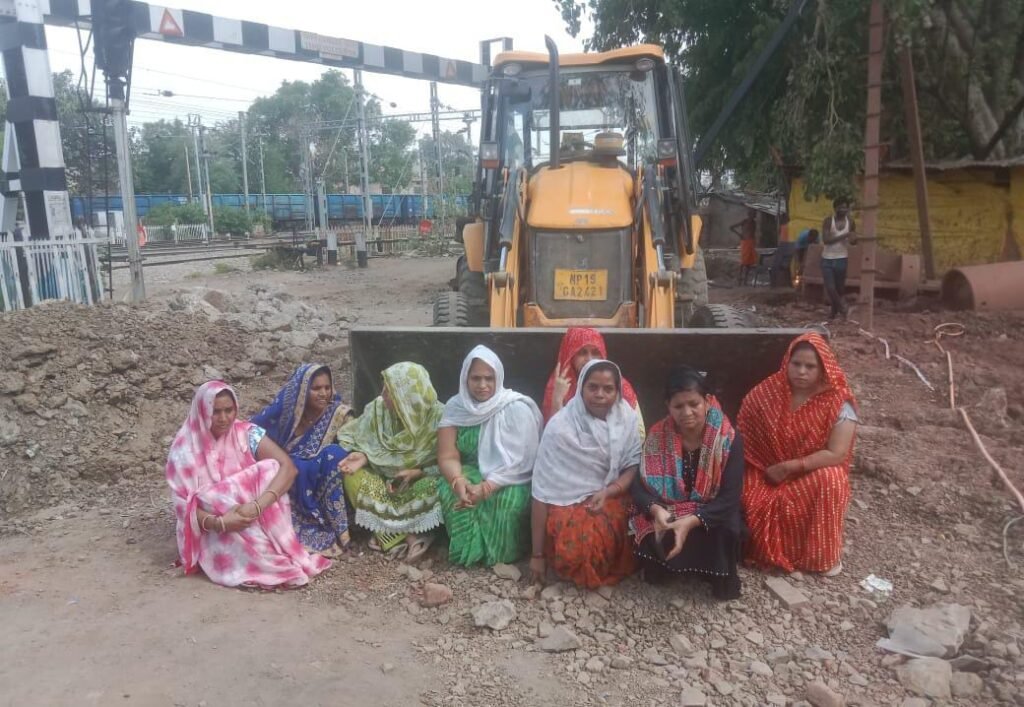 मुख्यत्यारगंज : पानी की किल्लत से नाराज महिलाओं ने रेलवे फ्लाईओवर का निर्माण रोका