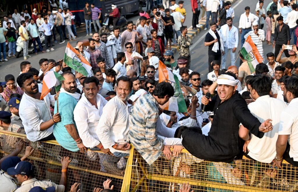 कांग्रेसियों ने घेरा ननि, पुलिस से झड़प