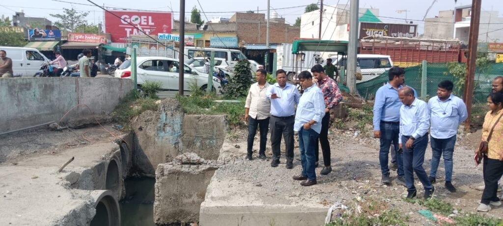 निरंजनपुर चौराहे का लेफ्ट टर्न कार्य जल्दी पूरा करो