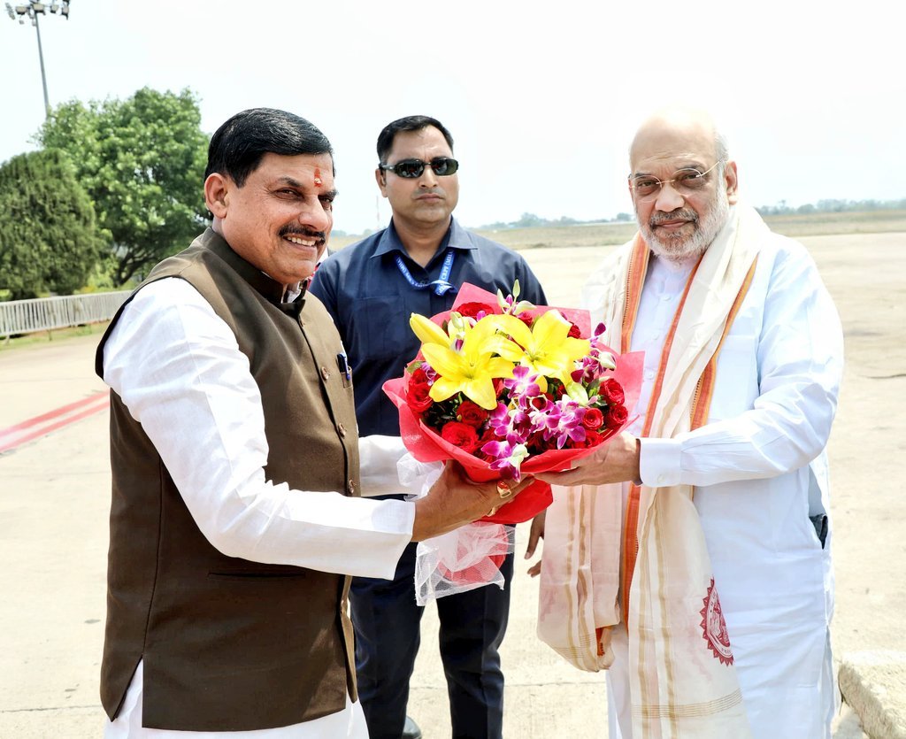 CM ने एयर पोर्ट पर किया शाह का स्वागत