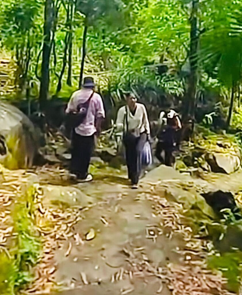 आखिरी वीडियो :नोंग्रियाट खाई में घूमते राजा-सोनम ;बैग और पॉलिथीन ने खींचा ध्यान