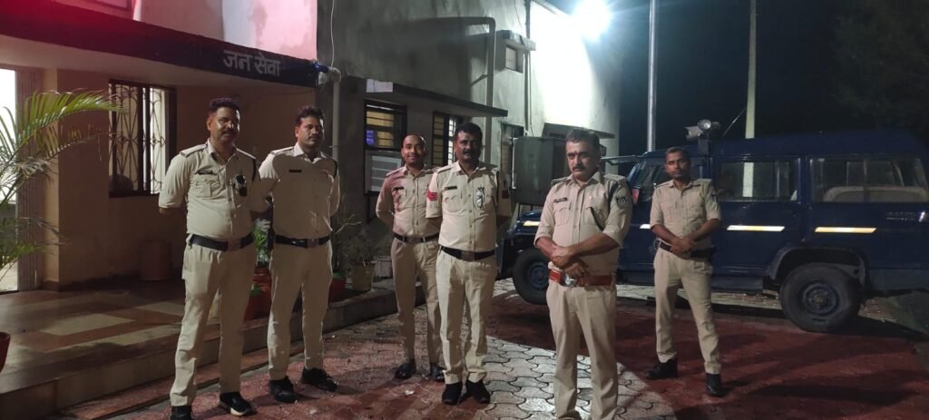 थानों का औचक निरीक्षण कर व्यवस्थाएं परखी गईं