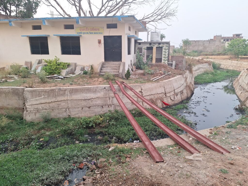 विद्युत पोल बिछाकर नाले पर अवैध कब्जे की कोशिश