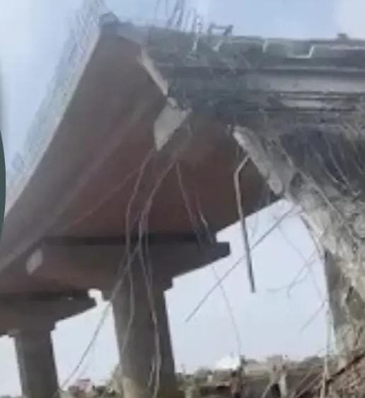 ओवरब्रिज के स्लैव मे क्रेक, उपयंत्री के आदेश से ​डिस्मेंटल किया