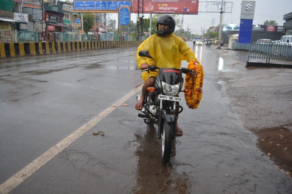 तेज आंधी हवा के साथ तेज बारिश हुई शुरू, लाइट बंद