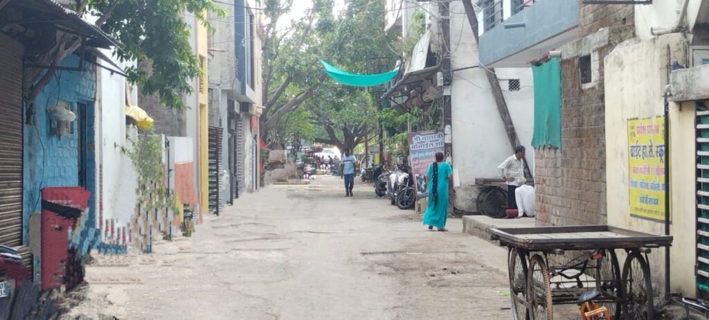 न्यू इंदिरा एकता नगर: पेंशन बंद होने से परेशान हो रहे वृद्धजन