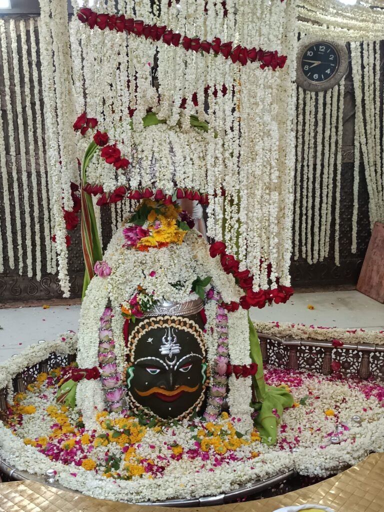 230 किलो मोगरे  से महका बाबा महाकाल का आंगन