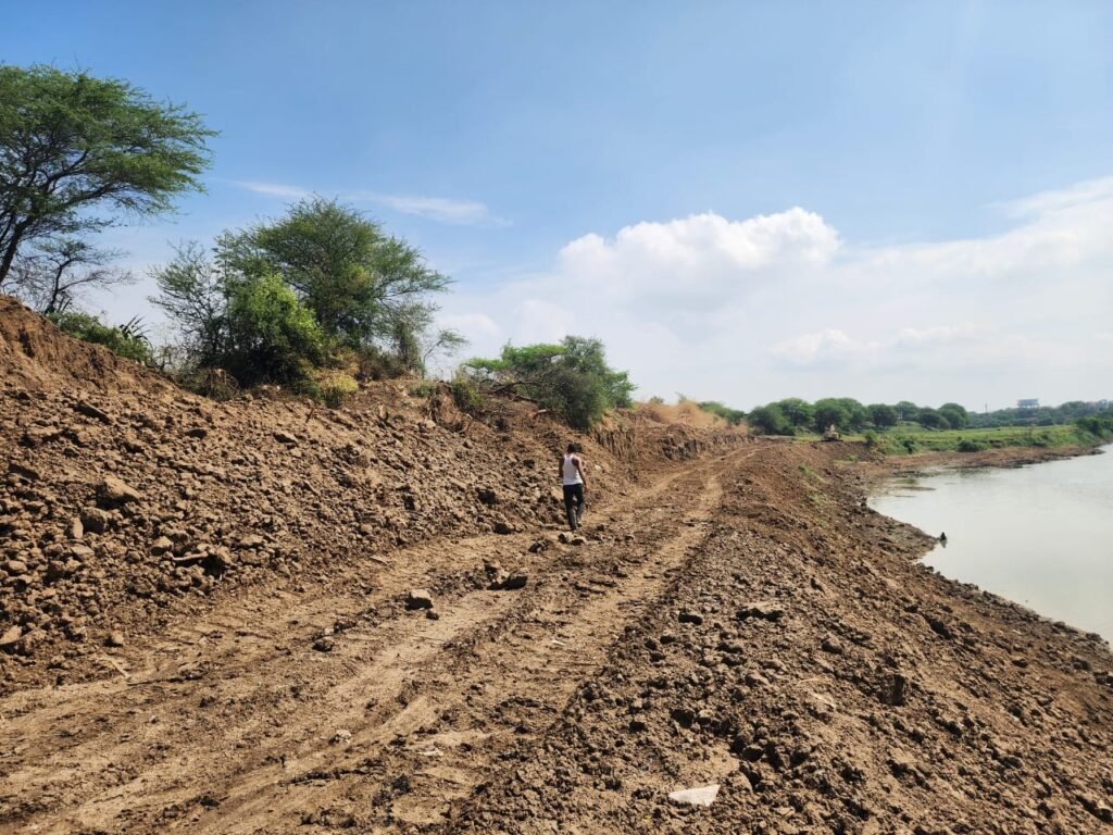 नदी किनारे घाट निर्माण में जाएगी किसानों की जमीन