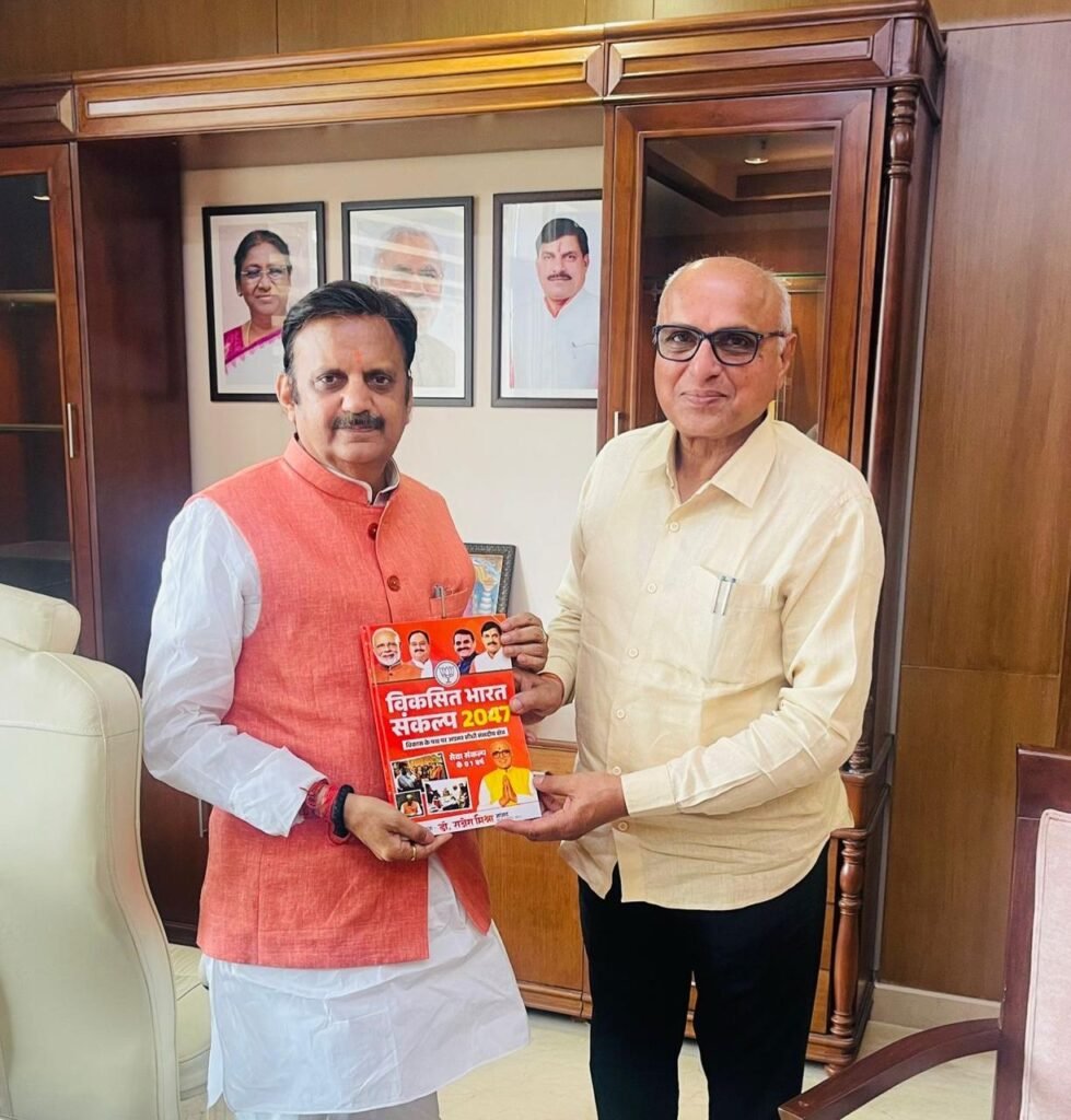 शुक्ल को भेंट की गई पुस्तक सीधी संसदीय क्षेत्र-सेवा संकल्प के 1 वर्ष