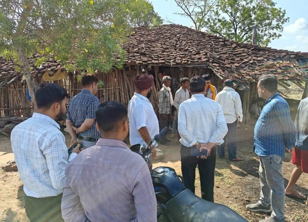 तेंदुए के हमले में मृत बच्चे के परिवार को दी गई आठ लाख की सहायता