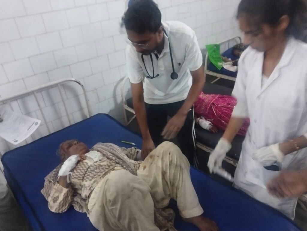 जीरापुर जा रही यात्री बस पलटी लगभग दो दर्जन से अधिक लोग घायल