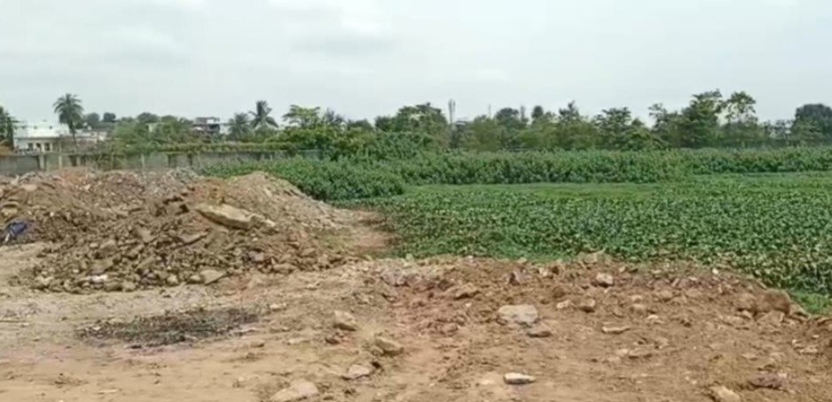 गंगासागर तालाब की भूमि की पुराई, निर्माण पर लगी रोक, एस डी एम ने जारी किया आदेश