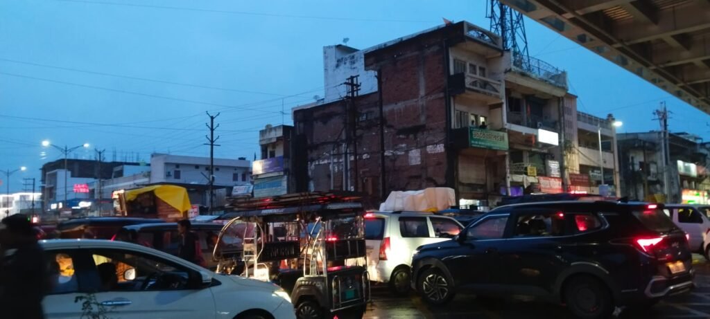 बल्देवबाग में लगा लंबा ट्रैफिक जाम