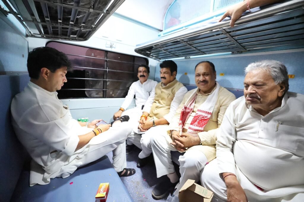 नई ट्रेन से शिवपुरी को बड़ी सौगात – केन्द्रीय मंत्री सिंधिया, शिवपुरी स्टेशन पर किया जन संबोधन