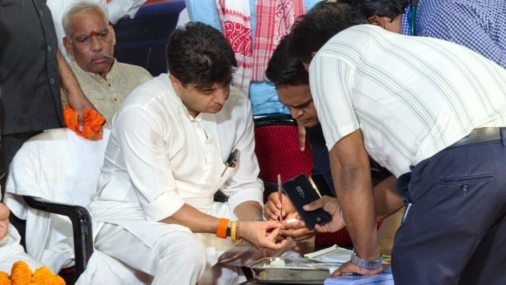 केंद्रीय मंत्री सिंधिया को मधुमक्खी ने मारा डंक, हुए चोटिल