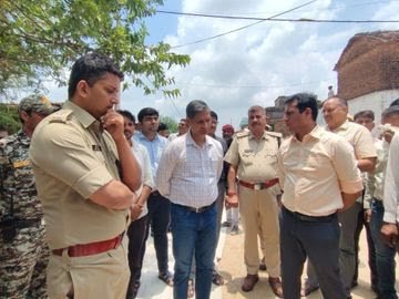 दतिया को बाढ़ से बचाने की तैयारी, कलेक्टर ने संवेदनशील गांवों का दौरा किया