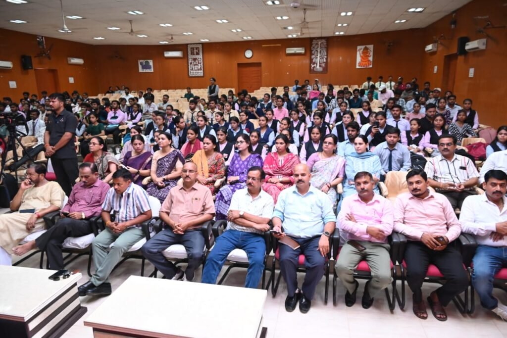 पढ़ाई के साथ-साथ आत्मनिर्भरता भी जरूरी