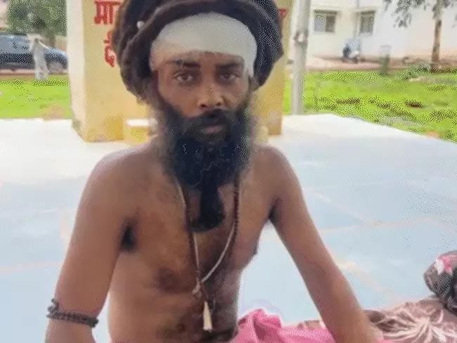 नकाबपोशों ने आश्रम में घुसकर संतों को डंडे-सरिए से पीटा