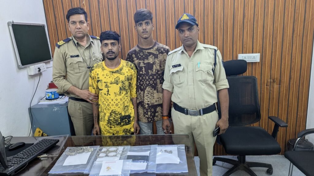 शौक पूरा करने करता था चोरी, सोने-चांदी के जेवर और मोबाइल जब्त