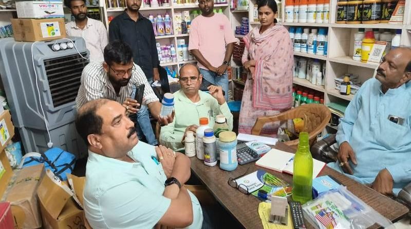 पटेल कृषि सेवा केन्द्र में मिली एक्सपायर्ड दवाईयां, दुकानें बंद करके भागे दुकानदार, कलेक्टर ने भेजी टीम
