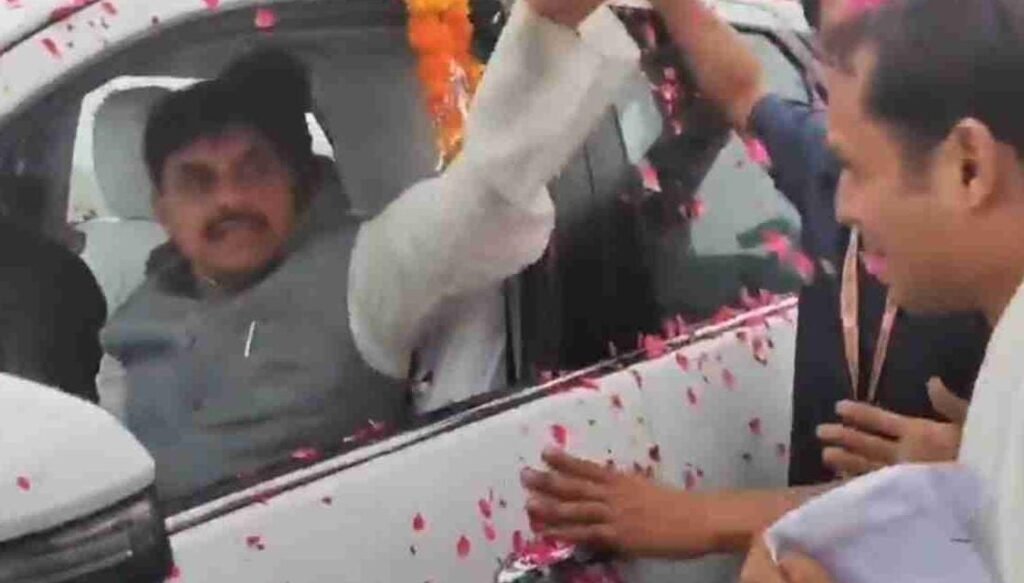 लोकल सर्वेयरों को देख मुख्यमंत्री ने रुकवाया काफिला: दर्द सुन गले लगाकर बरसाए फूल और कर दिया वादा