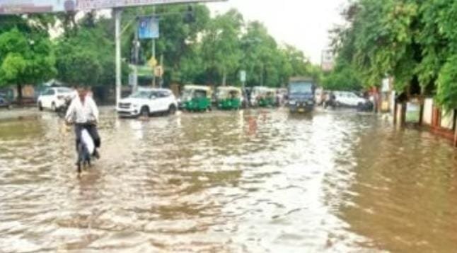 तेज बारिश से तबाही, गार्डन होम में दीवार गिरी, अलकापुरी में मकानों में भरा पानी