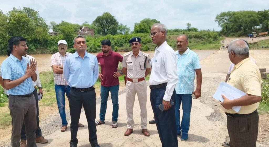 कलेक्टर एवं एसपी ने बाढ से निपटने की तैयारियों का लिया जायजा