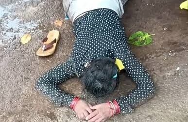 प्यार में धोखा खाई युवती ने शराब पीकर सड़क पर मचाया हंगामा