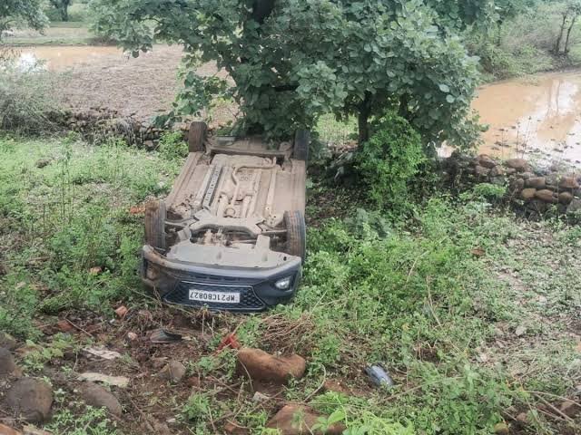 विद्युत मंडल के JE की कार खाई में गिरी, शीशा तोड़कर निकाला गया बाहर