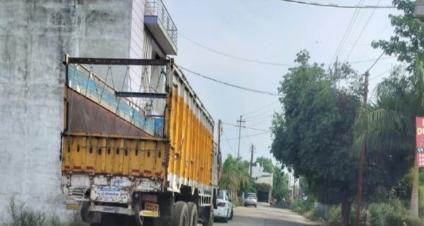 कलेक्टर-एसपी से शिकायतें: कॉलोनी मेेें डंपर और ट्रक माफियाओं का आतंक