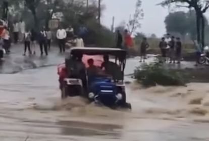 ट्रैक्टर नाले में बह गया, चार युवकों को बचाया