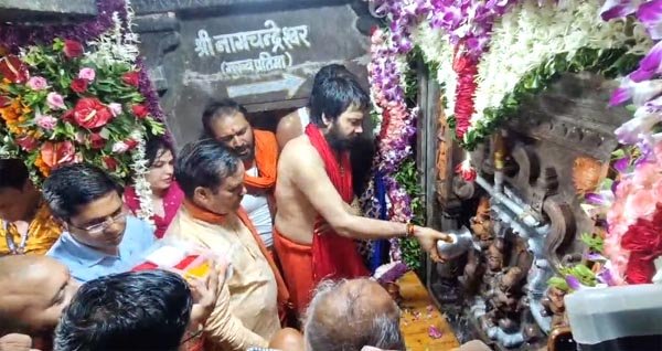 नागचंद्रेश्वर महादेव के प्रथम दर्शन को उमड़े श्रद्धालु