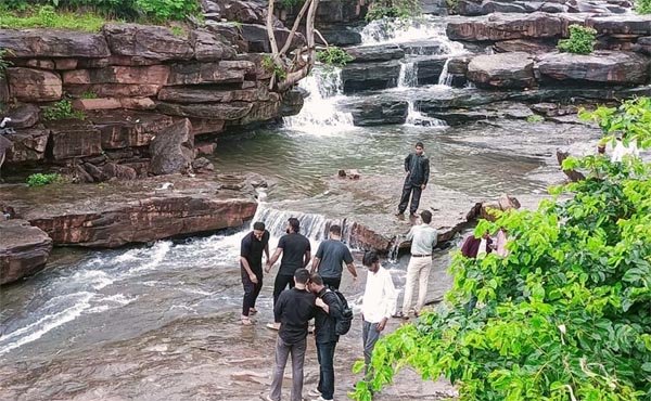 मिडघाट: चट्टानों से बहते झरनों और पहाड़ों पर तैरते बादलों को देखने उमड़ रही भीड़