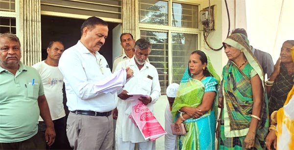 सरपंच को पद से हटाने पंचों ने सौंपा अविश्वास प्रस्ताव