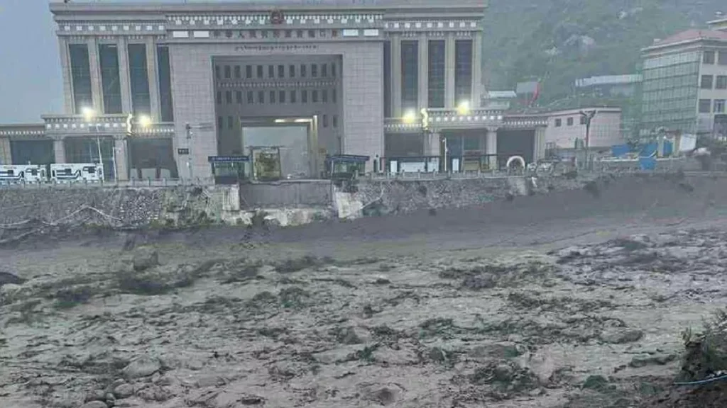 नेपाल में बाढ़ आने से 18 लोग लापता