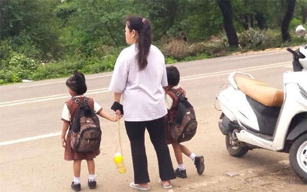 बस्ता प्रबंधन: सभी कॉपी-किताबें लेकर जा रहे स्कूल,कंधे और कमर के लिए नुकसान देह