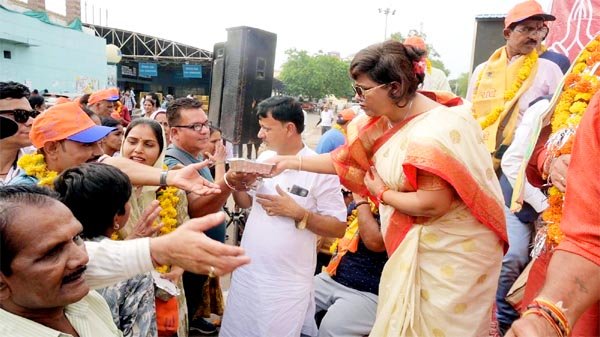 बाबा अमरनाथ बर्फानी का दर्शन: फिल्म प्रोड्यूसर गौतम ने बांटे फल