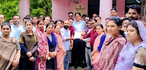 अतिथि शिक्षकों ने ई अटेंडेंस का विरोध कर सौंपा ज्ञापन