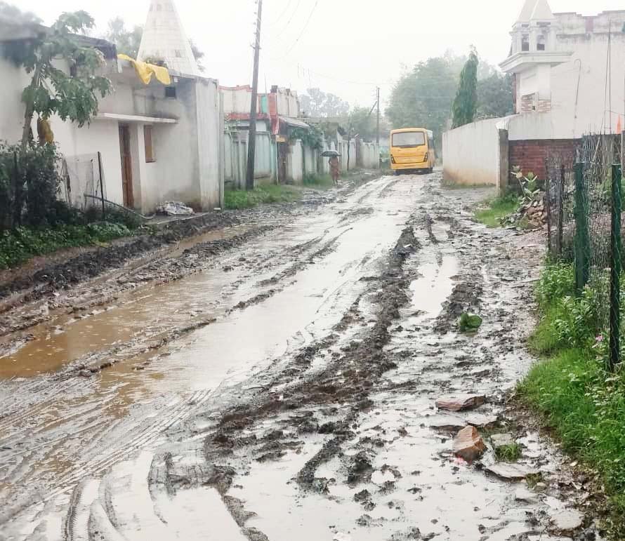 खड़ौरा की यह सड़क तो धान का रोपा लगाने लायक हो गई